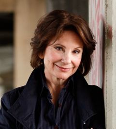 Carolyn Mignini interpreta Gloria Toms