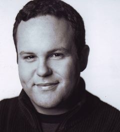 Dan Warry-Smith interpreta Team Guy #1
