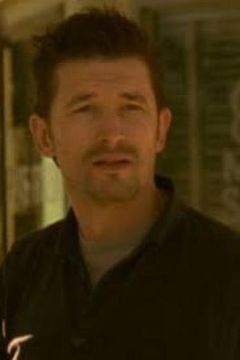 Jason Varge interpreta Officer Brad Smith (uncredited)
