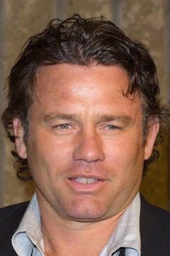 Richard Tyson interpreta Cullen Crisp