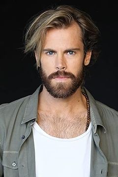 Geordie Robinson interpreta Tim