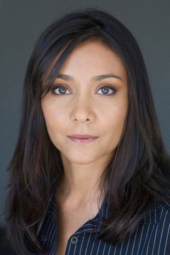Lina Patel interpreta Misc. Newscaster #2