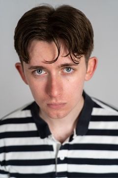 Joseph Greenwood interpreta Harrison