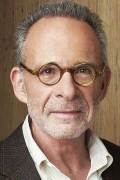 Ron Rifkin interpreta Timothy Epstein