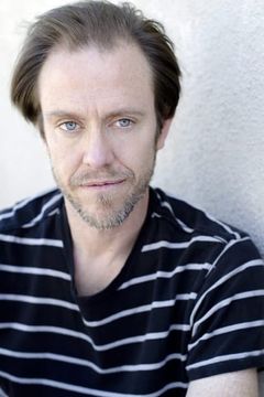 Sean Whalen interpreta Dirk