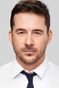 Barry Sloane interpreta Aiden Mathis