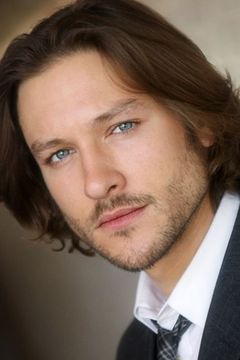 Michael Graziadei interpreta Darren