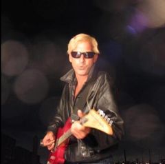 Johnny Luckett interpreta Television Repairman (uncredited)