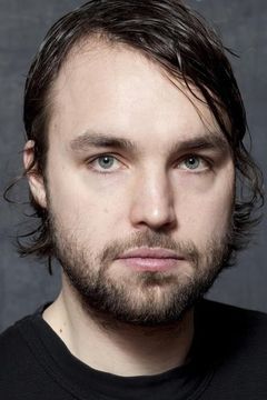Isaak Dentler interpreta Jonas, Kriminalassistent