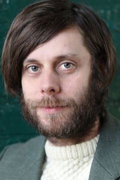 Colin Michael Carmichael interpreta Heston Services Clerk