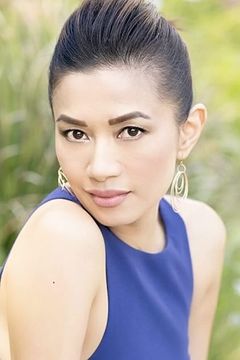 Tam Nguyen interpreta Salon Manicurist (uncredited)