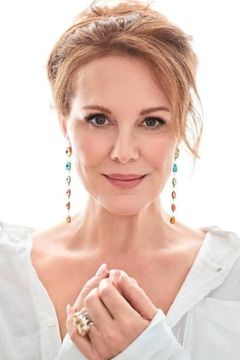 Elizabeth Perkins interpreta Jackie O'Neill