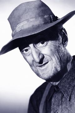 Burt Mustin interpreta Old Man