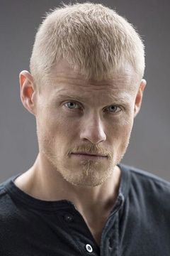 Matt Roy interpreta Aryan Brother