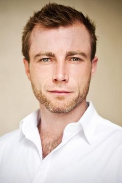 Richard Cawthorne interpreta Serk