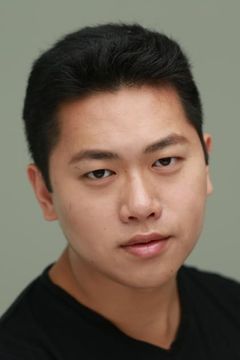 Mike Li interpreta Operations Technician