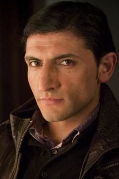 Numan Acar interpreta Dimitri