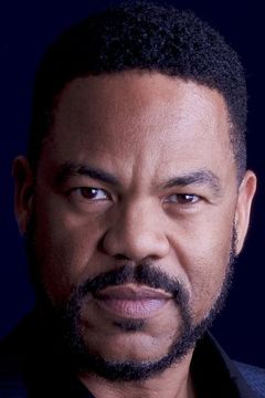 Craig Thomas interpreta Gold Watch Executive