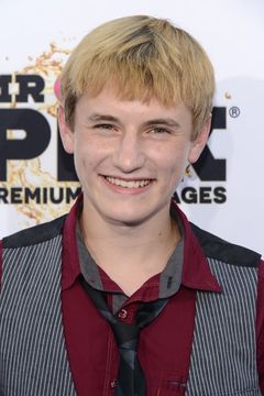 Nathan Gamble interpreta Sawyer Nelson