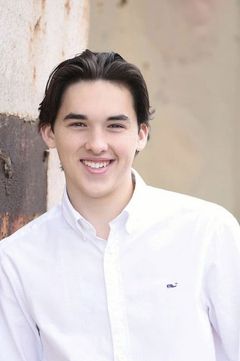 Ethan Lavigne interpreta Contestant