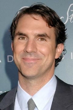 Paul Schneider interpreta Tommy Macklin