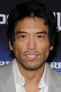 Peter Shinkoda interpreta Dai