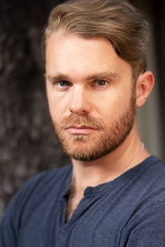 Calum Gittins interpreta Laurie Logue