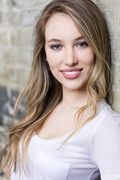 Danika Frederick interpreta Claire White