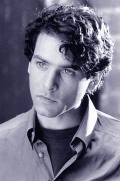Robert Mammone interpreta Charlie Barker
