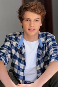 Jace Norman interpreta Adam
