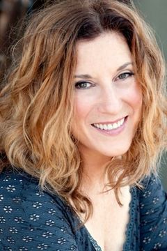 Leigh Hennessy interpreta Witch (uncredited)