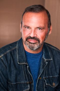 Jerry Gureghian interpreta Foreman