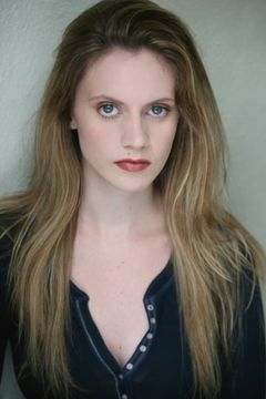 Lauren Susan interpreta Mrs. Rhinebeck