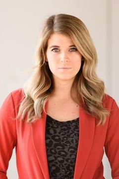 Kelsey Edwards interpreta Police Officer