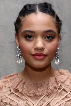 Kiersey Clemons interpreta Dee Dee Skyes (voice)
