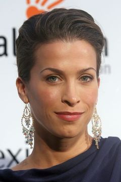 Christina Cox interpreta Eve Logan