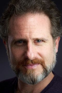 Remy Auberjonois interpreta Nervous Analyst #2