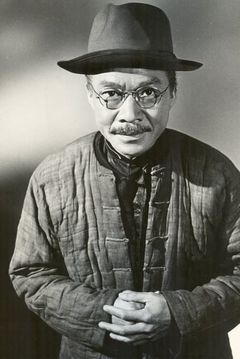 Kam Tong interpreta Dr. Sen (uncredited)