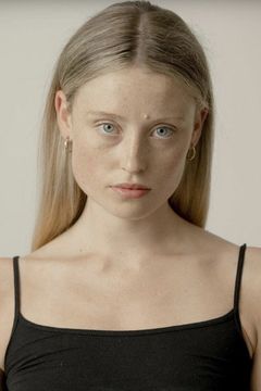 Charlotte Moloney interpreta Lymfinity Girl (uncredited)