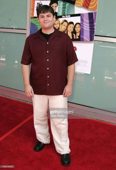 Ryan Slattery interpreta Peter