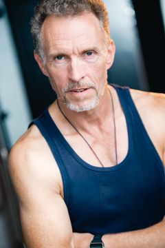 Carl Wharton interpreta Nistrol