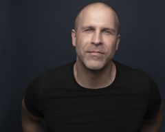 Adam G. Simon interpreta Loudmouth