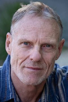 John Flanders interpreta DEA Captain