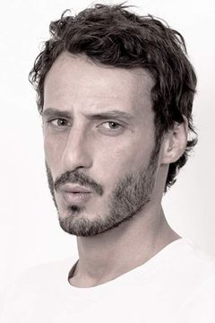 Sebastien Soudais interpreta Bart's Thug