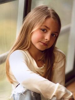 Sloane Momsen interpreta Cecile Moore