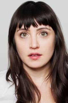 Tallie Medel interpreta Becky Sregor