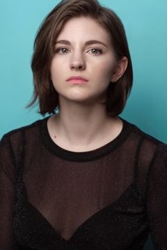 Haley Baird Riemer interpreta Amy