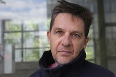 Kester Lovelace interpreta Inspecteur anglais