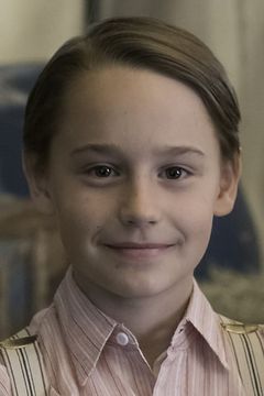 Finley Hobbins interpreta Joe Farrier