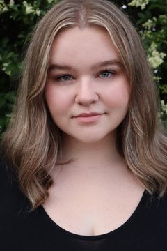 Madison LaPlante interpreta Faithful Teen Girl